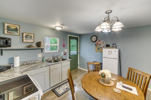 Omaha Apartment with Yard - 15 Miles to Branson in Omaha, USA
