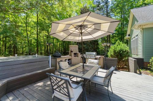 4BR House Near Lake - Hot Tub, Arcade & Fire Pit