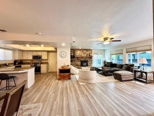 Forest & Vine Hot tub, Pet Friendly, walk to town in Templeton (CA)