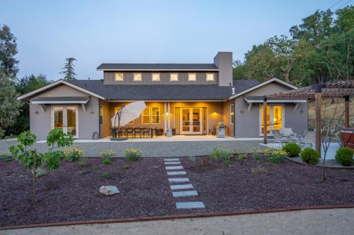 Luxurious, Modern Farmhouse in Wine Country