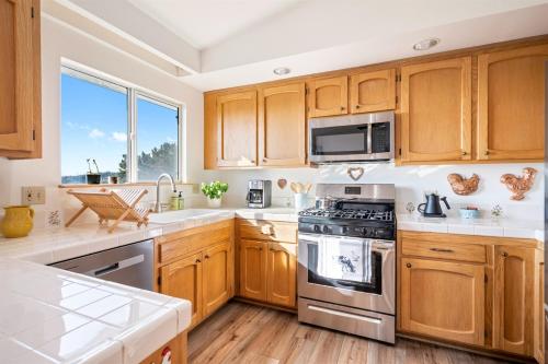 Stylish Wine Country Hideaway with views – khách sạn tại Huasna
