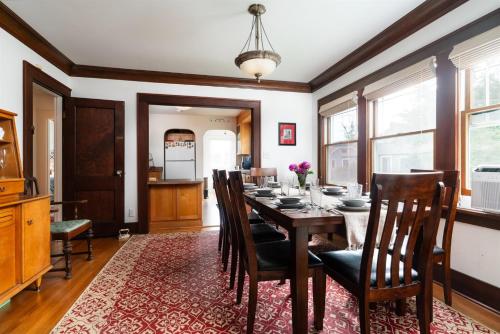 Beautiful Craftsman with Off-street parking, EV charger, Yard Dogs OK! – khách sạn tại Wallingford