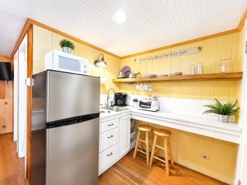 Cottage 4 - Queen and Full Beds Child Loft w 2 Twins Private Bath Kitchenette Pets Allowed Fee applies - image 14