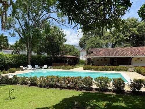 Finca para grupos con espectacular piscina en Santa Fe de Antioquia