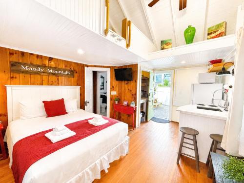 Cottage 1-2 -2 Bedroom 1 Bath End Unit with Kitchenette Private Courtyard Pet Friendly fee applies - image 14