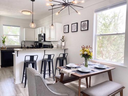 Sanctuary Gainesville Bright 2 BR King Condo in Gainesville, USA