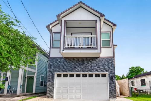 Modern Heights Home with Air Hockey & Large Backyard in Houston