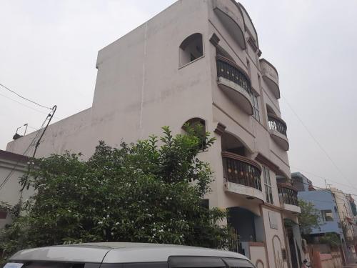 Alok's Home Stay- Beautiful AC Room, Best Location at Pachpedinaka Raipur – khách sạn tại Mathpurena