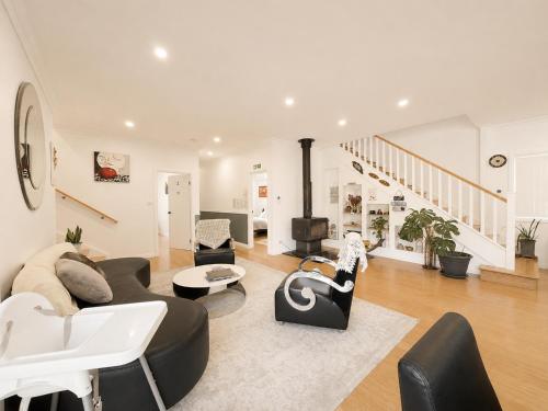 Spacious 5BR House Fireplace Garden Retreat