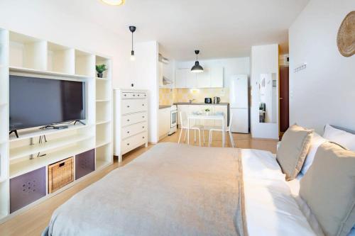 Balcony - Comfy Home - Easy Parking - main image
