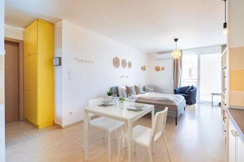 Balcony - Comfy Home - Easy Parking - image 12