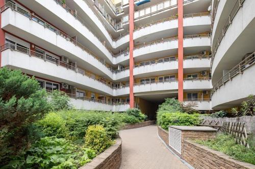 Balcony - Comfy Home - Easy Parking - image 8