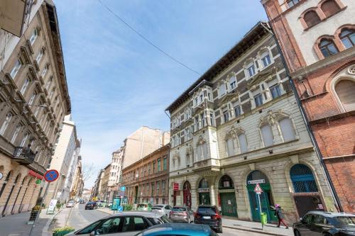 NEW - Central - Comfy Home - image 8