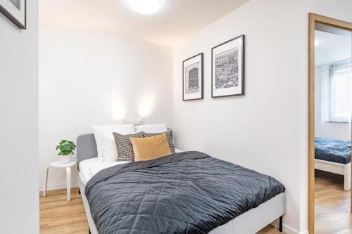 NEW - Central Comfy Home with Balcony - image 10