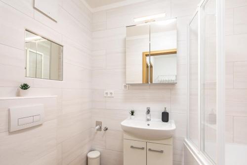 NEW - Central Comfy Home with Balcony - image 12