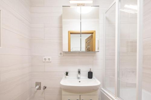 NEW - Central Comfy Home with Balcony - image 3