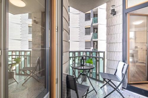 NEW - Central Comfy Home with Balcony - image 11