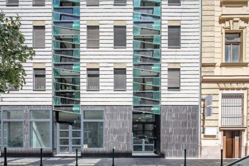 NEW - Central Comfy Home with Balcony - image 2