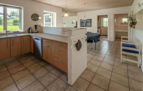 廚房, Holiday Home Ravnsvej Ebeltoft Denm in 埃貝爾托夫特縣