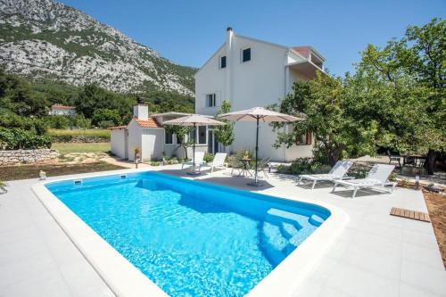 Family friendly house with a swimming pool Gata, Omis - 25678 – khách sạn tại Zakucac