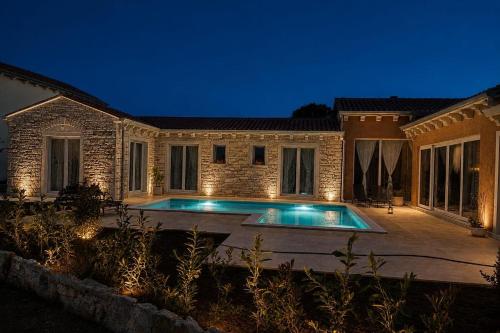 Family friendly house with a swimming pool Tinjan, Central Istria - Sredisnja Istra - 25836 – khách sạn tại Dubravci