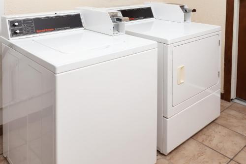 Super 8 by Wyndham Lincoln - image 20
