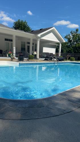 Luxury Home Private Pool Hot Tub Centrally Located in Paris (KY)