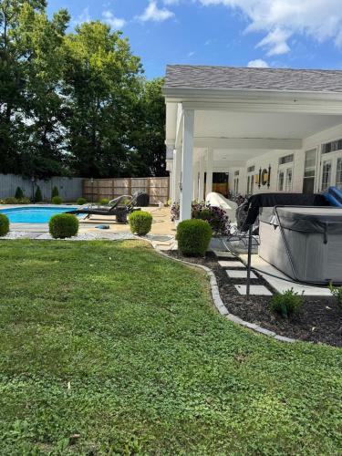 Luxury Home Private Pool Hot Tub Centrally Located in Paris (KY)
