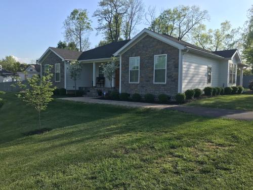 Luxury Home Private Pool Hot Tub Centrally Located in Paris (KY)