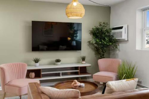 Cozy 1 Bedroom 1 Reserved Parking Workdesk in Villa Park (IL)