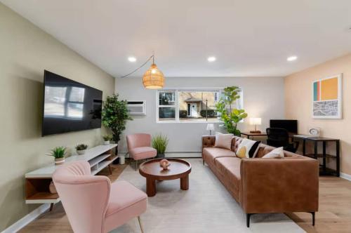 Cozy 1 Bedroom 1 Reserved Parking Workdesk in Villa Park (IL)