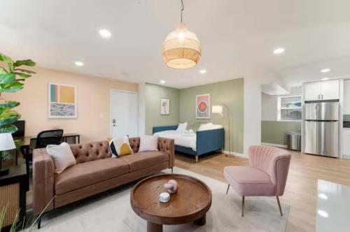 Cozy 1 Bedroom 1 Reserved Parking Workdesk in Villa Park (IL)
