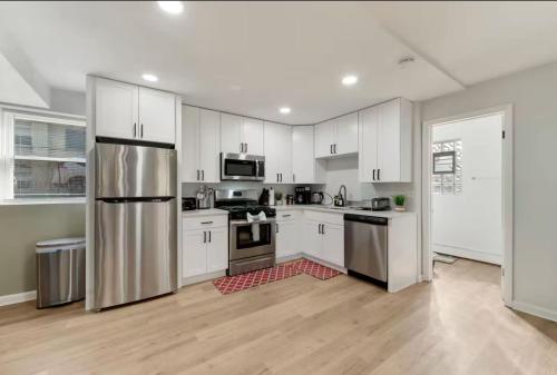 Cozy 1 Bedroom 1 Reserved Parking Workdesk in Villa Park (IL)