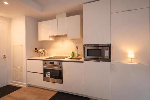 Konyha, Stylish Downtown 1BR City View Near UofT & Subway in Dufferin Grove