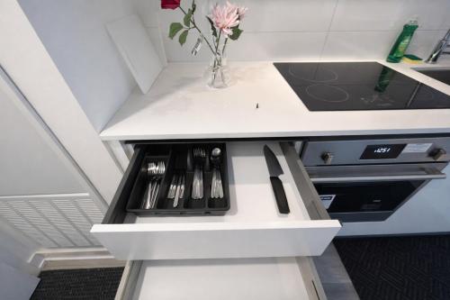 Stylish Downtown 1BR City View Near UofT & Subway in Dufferin Grove