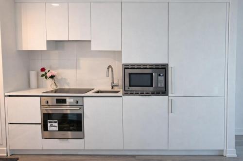Stylish Downtown 1BR City View Near UofT & Subway in Dufferin Grove
