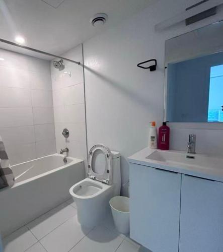 Stylish Downtown 1BR City View Near UofT & Subway in Dufferin Grove