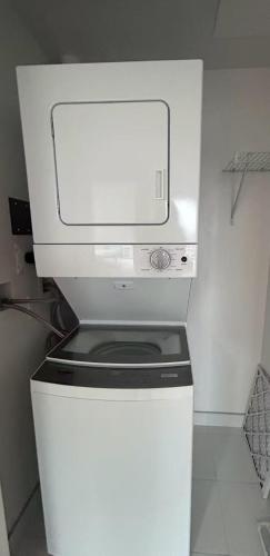 Stylish Downtown 1BR City View Near UofT & Subway in Dufferin Grove