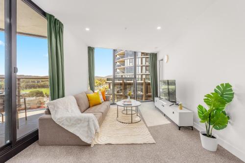 Modern 2BR Apt Near Hospital Pool n Parking - image 2