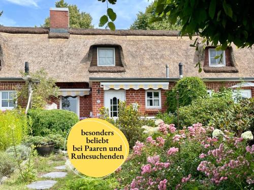 Reetdachhaus in Seenähe, Ruhige Lage, Kamin & Terrasse, Seedorf