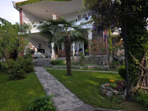Neli & Zaal Guest House, Telawi