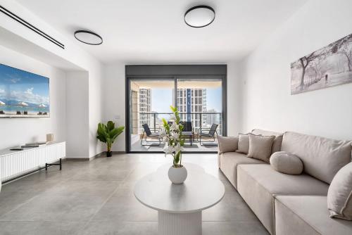 Spacious 4BR w Balcony & Mamad l Bldg Renovation – khách sạn tại Bat Yam