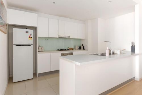 Modern 2-Bed Apartment Near Airport - main image