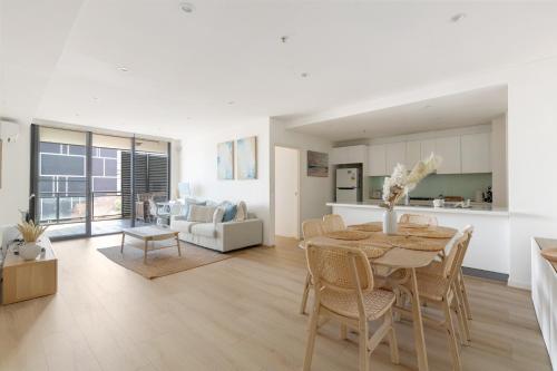 Modern 2-Bed Apartment Near Airport - image 9