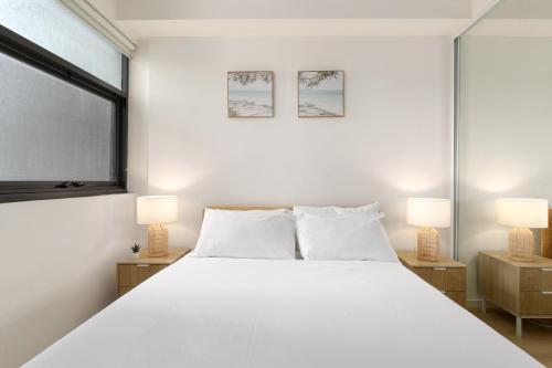 Modern 2-Bed Apartment Near Airport - image 12