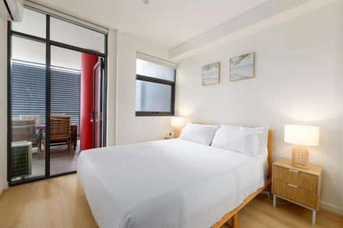 Modern 2-Bed Apartment Near Airport - image 5