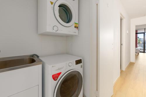 Modern 2-Bed Apartment Near Airport - image 8