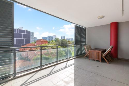 Modern 2-Bed Apartment Near Airport - image 11
