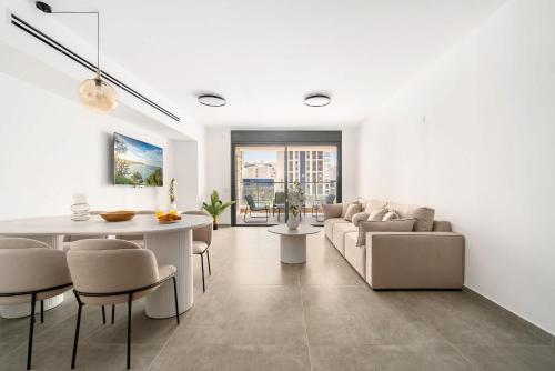 Modern 4BR Apt l Balcony l Mamad l Bldg Renovation in Bat Yam