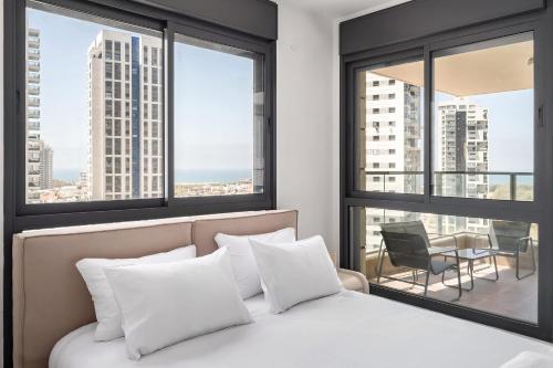 Modern 4BR Apt l Balcony l Mamad l Bldg Renovation in Bat Yam